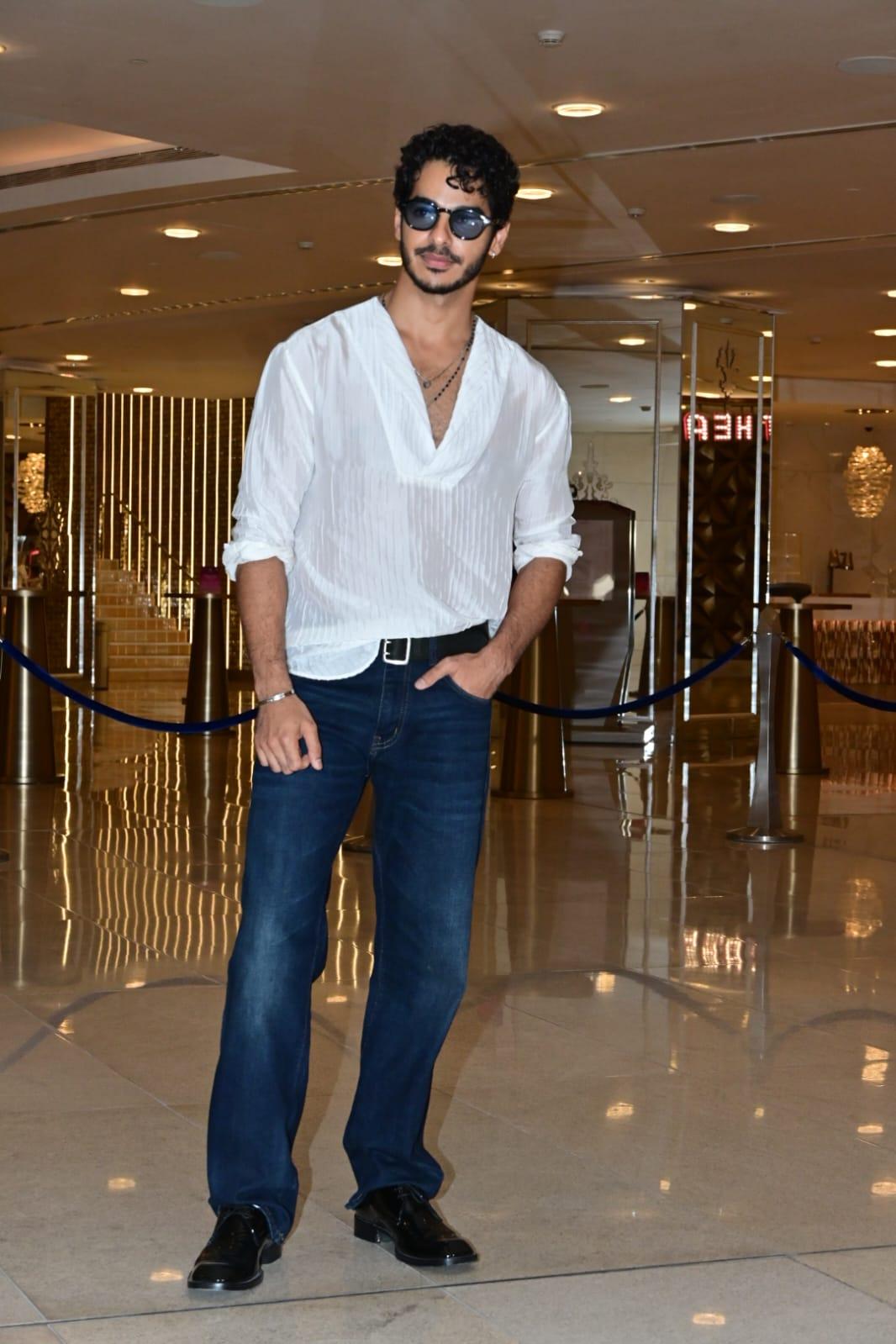 <p>Ishaan Khatter looked dapper and uber cool at the success party of The Royals. He aced the casual look in a loose white V-neck tee with dark blue jeans and sunglasses.</p>